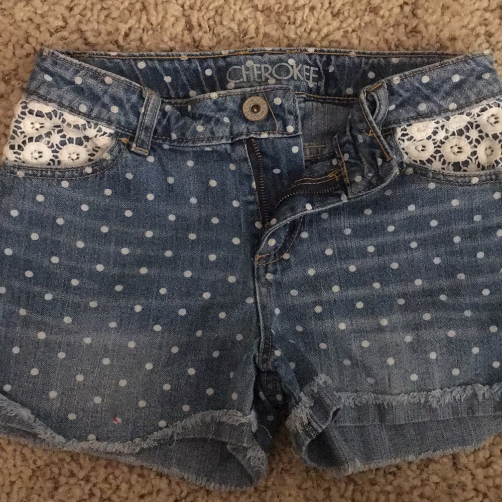 Hi, this is a cute pair of Cherokee jean shorts.